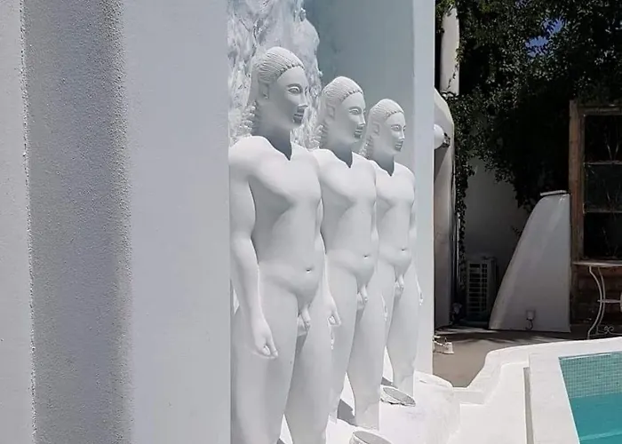 Kouros & Hotel *