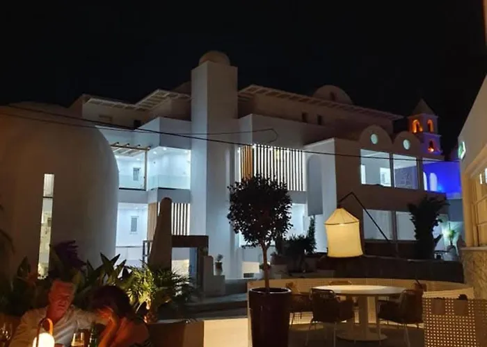 Kouros & Hotel *