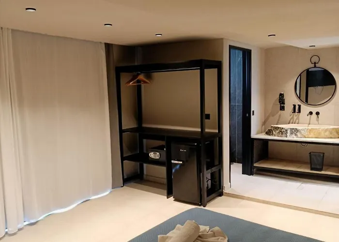 Kouros & Hotel *