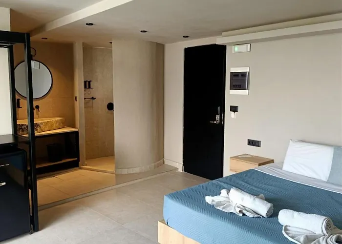 Kouros & Отель Фалираки